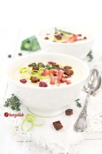 Selbstgekochte Kartoffel-Lauch-Suppe in weißen Suppenschalen vom Foodblog herzelieb
