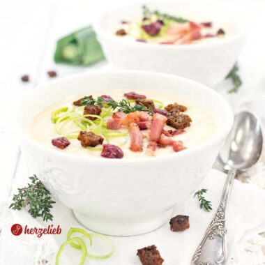 Selbstgekochte Kartoffel-Lauch-Suppe in weißen Suppenschalen vom Foodblog herzelieb