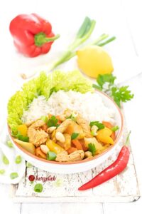 Puten-Chinakohlpfanne mit Paprika, Knoblauch, Frühlingszwiebeln, Chili, Putenfleisch