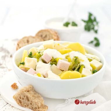 Käse-Lauch-Salat mit geräucherter Putenbrust und Pellkartoffeln Rezept vom Foodblog herzelieb