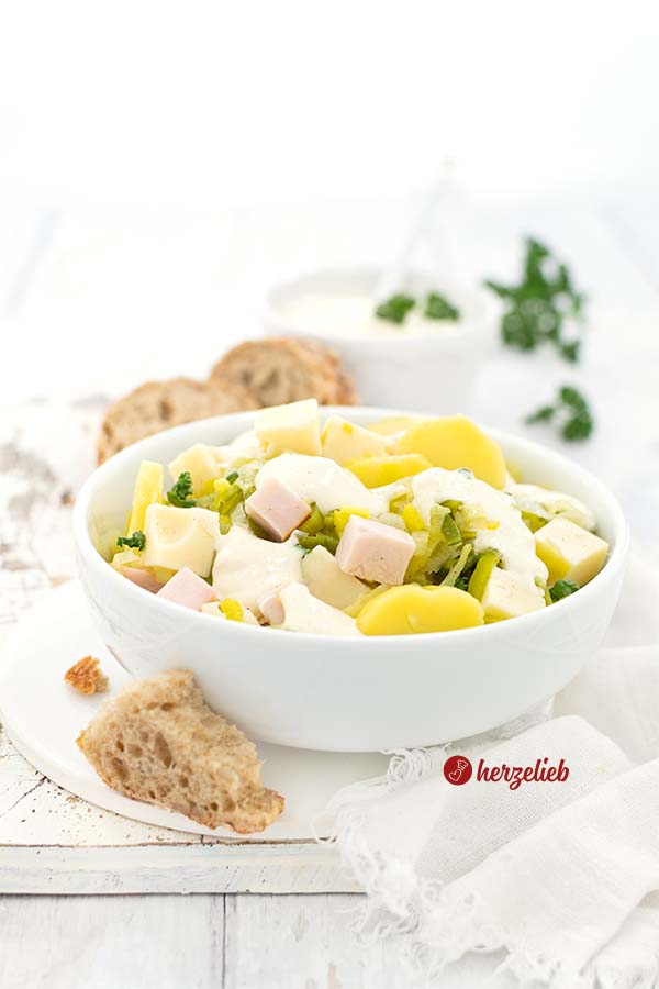 Käse-Lauch-Salat mit geräucherter Putenbrust und Pellkartoffeln Rezept vom Foodblog herzelieb