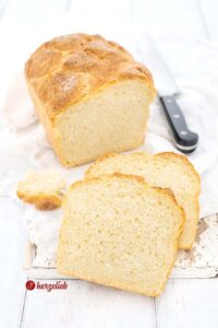 Pfeffer-Salz-Brot Rezept vom Foodblog herzelieb Angeschnitten, 2 Scheiben im Vordergrund