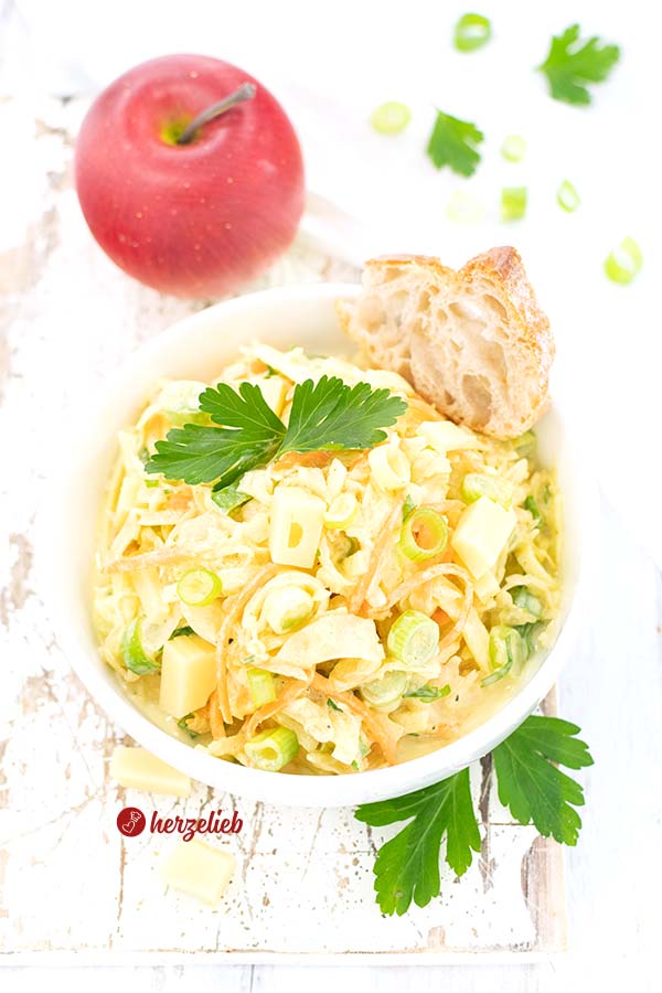 Schneller Sauerkrautsalat Rezept vom Foodblog herzelieb