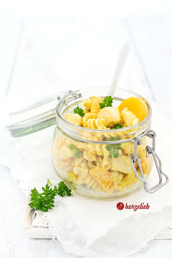 rezept Hähnchen-Nudelsalat mit Joghurt, Pfirsich, Mayo und Curry vom Foodblog herzelieb