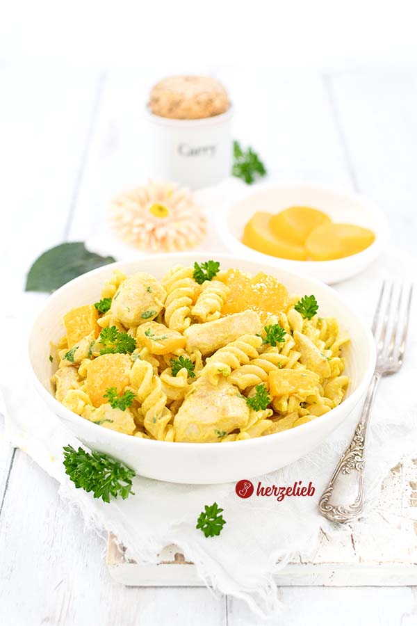 Hähnchen-Nudelsalat miit Curry, Joghurt, Mayo und Pfirsich