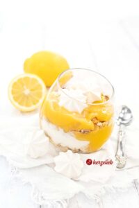 Zitronencreme Schicht-Dessert im Glas nach eiem Rezept von herelieb