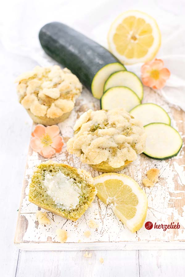 Rezept Zitronen Zucchini Muffins vom Foodblog herzelieb mit Cheesecake Füllung