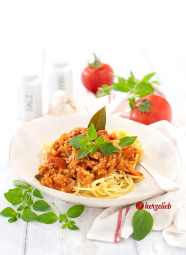 Rezept Blumenkohl Bolognese - vegetarische Bolgonses mit Spaghetti und Oregano