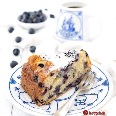 Fruchtiger Joghurtkuchen mit Blaubeeren Rezept vom Foodblog herzelieb mit Wildheidelbeeren gebacken mit Wildheidelbeeren vom Foodblog herzelieb