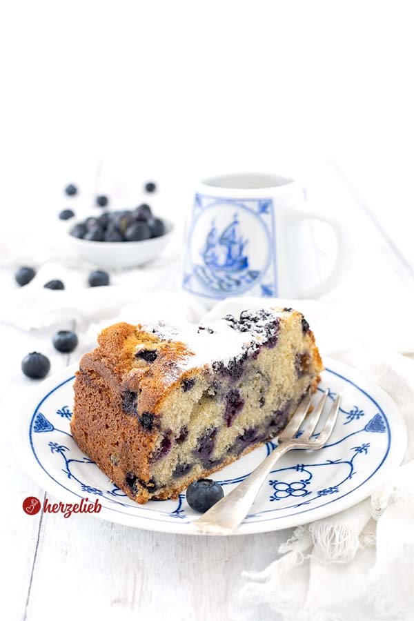 Rezept Joghurtkuchen mit Blaubeeren - ein Stück auf einem Teller