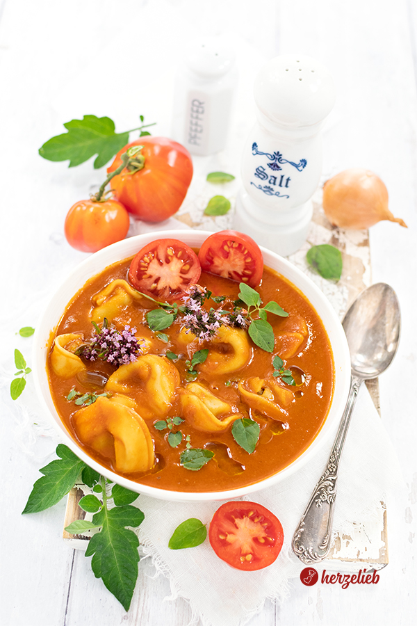 Rezept Tortellini-Tomatatensuppe vom Foodblog herzelieb