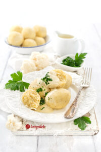Parmesan-Blumenkohlbällchen Rezept mit Grieß, Senfsauce und Petersilie