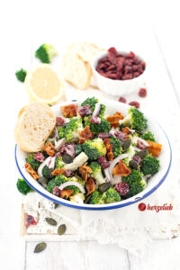 Dänischer Broccolisalat mit Bacon - Rezept mit roten Zwiebeln und Cranberrys