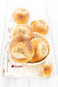 außergewöhnliche Brötchen Rezept - skandinavische Butteraugen mit Kardamom und Zucker