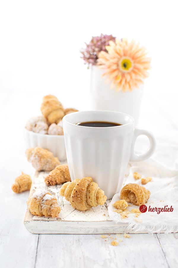 Nusshörnchen Kekse mit einer Tasse Kaffee - Nuss Plätzchen von herzelieb