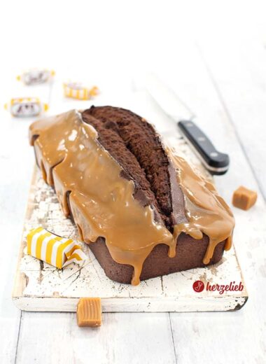 Einen Schokoladenkuchen mit Karamellguss sieht man auf diesem Bild zum Muh-Kuchen Rezept. Der Schokoladenkuchen ist mit einem Karamell Guss überzogen. Dekoriert mit verpackten und halbierten Karamell-Toffes