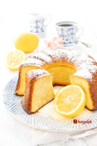 Schneller Zitronenkuchen nach dem einfachen Zitronen-Quark-Gugelhupf Rezept von herzelieb. Mit Puderzucker bestäubt und goldbraun gebacken.