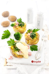 Drei herzhafte Kartoffelmuffins mit Schinken, Brokkoli und Käse überbacken nach einem Smashed Potato Muffins Rezept.