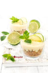 Zwei kleine Gläser Limetten Nachtisch nach einem Key Time Pie Dessert Rezept von herzelieb. Dekoriert mit Pfefferminze, Limettenscheiben, ganzen und halben Limetten.