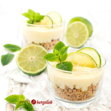 Zwei kleine Gläser Limetten Nachtisch nach einem Key Time Pie Dessert Rezept von herzelieb. Dekoriert mit Pfefferminze, Limettenscheiben, ganzen und halben Limetten.