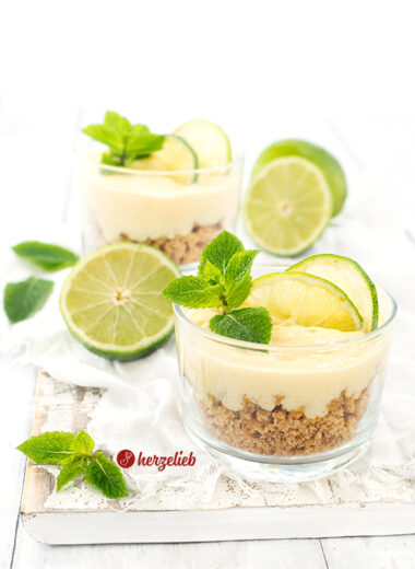 Zwei kleine Gläser Limetten Nachtisch nach einem Key Time Pie Dessert Rezept von herzelieb. Dekoriert mit Pfefferminze, Limettenscheiben, ganzen und halben Limetten.