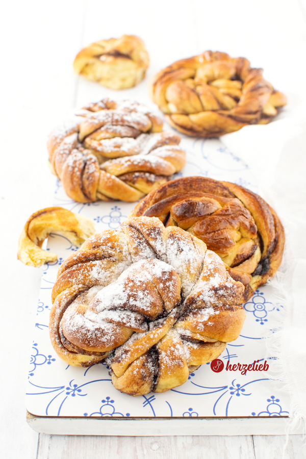 4 Kuchen, die wie Zimtschnecken ausschauen nach einem Karlsbaderbullar Rezept von herzelieb. 