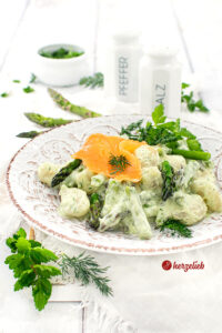 Leckeres Spargelgericht nach einen Spargelpfanne Rezept von herzelieb. Mit Gnocchi, grünem Spargel, Kräutern und Lachs. Dekoriert mit Kräutern