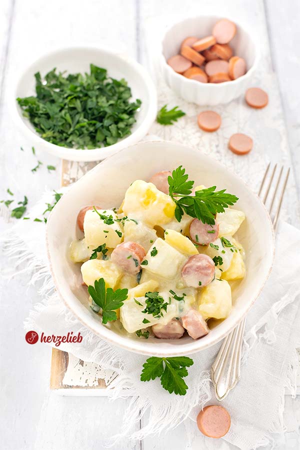 Eine weiße Keramikschale mit einem Eintopf nach einem Kartoffel-Kohlrabi-Topf Rezept von herzelieb. 