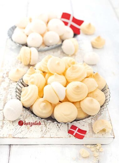 Kys og Klap Plätzchen aus Dänemark. Im Hintergrund Kys, die Baiser - im Vordergrund Klap, die Eigelbbaiser