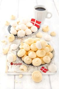 2 Metallteller mit Plätzchen aus Dänemark nach eine Kys og Klap Rezept von herzelieb. Auf dem vorderen Teller liegen Klap, Eigelbaiser, auf dem hinteren weiße Baiser.