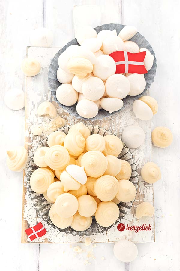Dänische Plätzchen nach einem Kys og Klap Rezept von herzelieb. Auf dem einen Teller Baiser, die Kys, auf dem anderen die Eigelbaiser - die Klap