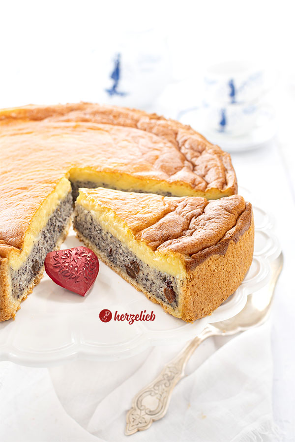 Angschnittener Kuchen mit drei Schichten nach einem Mohnkuchen Rezept von herzelieb. Auf dem Mürbeteig die Mohnfüllung, darauf der Pudding-Guss.