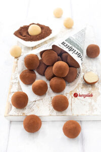 Marzipankugeln nach einem Falsche Marzipankartoffeln Rezept von herzelieb. die Kugeln sind mit Kakao umhüllt und in einer Tüte verpackt. Einige der Kugeln sind herausgefallen