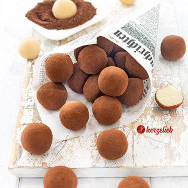 Marzipankugeln nach einem Falsche Marzipankartoffeln Rezept von herzelieb. die Kugeln sind mit Kakao umhüllt und in einer Tüte verpackt. Einige der Kugeln sind herausgefallen