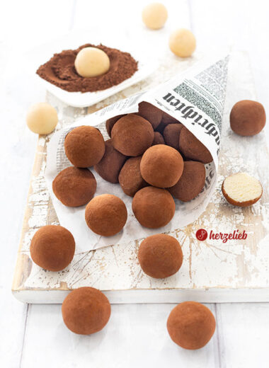 Marzipankugeln nach einem Falsche Marzipankartoffeln Rezept von herzelieb. die Kugeln sind mit Kakao umhüllt und in einer Tüte verpackt. Einige der Kugeln sind herausgefallen