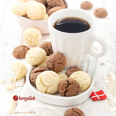 Ein Kaffeegedeck mit einer Tasse Kaffee und Plätzchen aus Dänemark nach einem Fedtkager Rezept von herzelieb. Im Hintergrund eine Schale mit weiteren Keksen