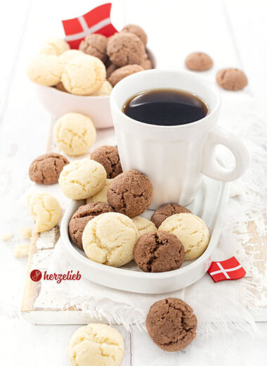 Ein Kaffeegedeck mit einer Tasse Kaffee und Plätzchen aus Dänemark nach einem Fedtkager Rezept von herzelieb. Im Hintergrund eine Schale mit weiteren Keksen