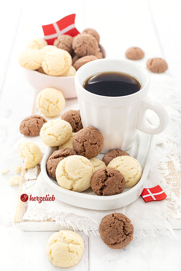 Ein Kaffeegedeck mit einer Tasse Kaffee und Plätzchen aus Dänemark nach einem Fedtkager Rezept von herzelieb. Im Hintergrund eine Schale mit weiteren Keksen