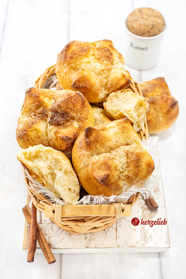 Ein Körbchen Brötchen nach einem Kronerboller Rezept aus Dänemark von herzelieb. 