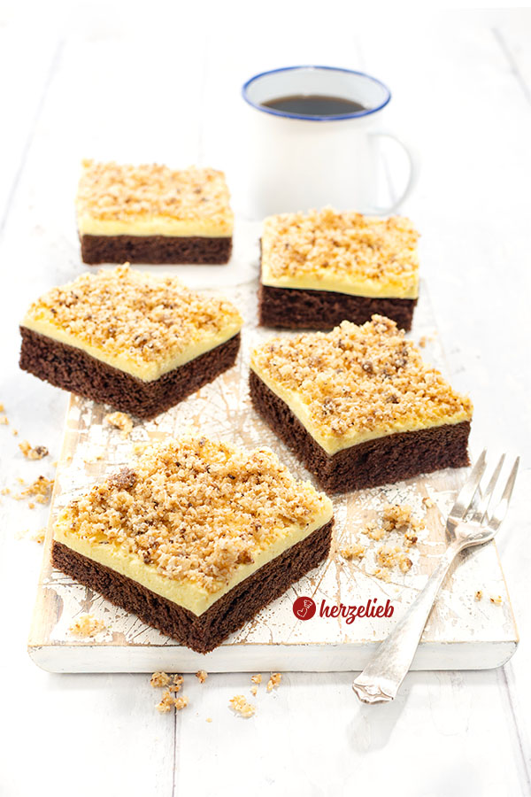 Fünf Stücke Blechkuchen nach einem Sägespäne Rezept von herzelieb. Schokoboden, Vanillecreme, Kokosknusper.