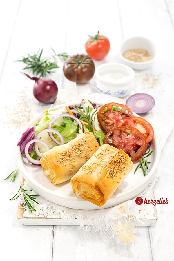 Knuspriger Feta im Filoteig, goldbraun gebacken mit Sesam bestreut und mit Salat angerichtet