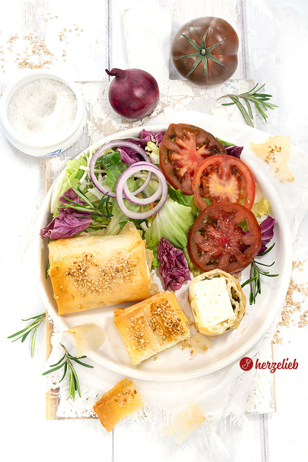 Knusprige Filopäckchen nach einem Feta im Filoteig Rezept von herzelieb