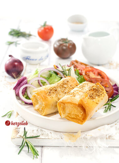 Superknusprige Filoteigpäckchen mit gebackenen Feta im Filoteig.