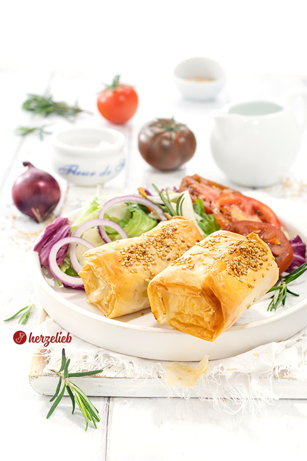 Superknusprige Filoteigpäckchen mit gebackenen Feta im Filoteig.