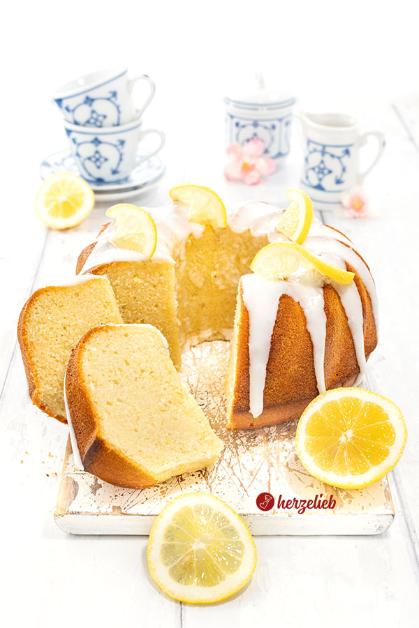 Joghurt-Zitronen-Gugelhupf mit Zuckerguss und Zitronenscheiben