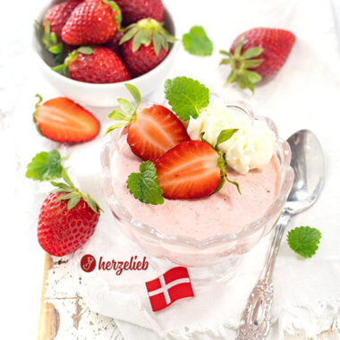 Ein Dessert im Glas mit Erdbeeren. Jordbærfromage Rezept aus Dänemark