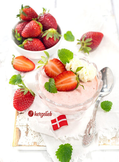 Ein Dessert im Glas mit Erdbeeren. Jordbærfromage Rezept aus Dänemark