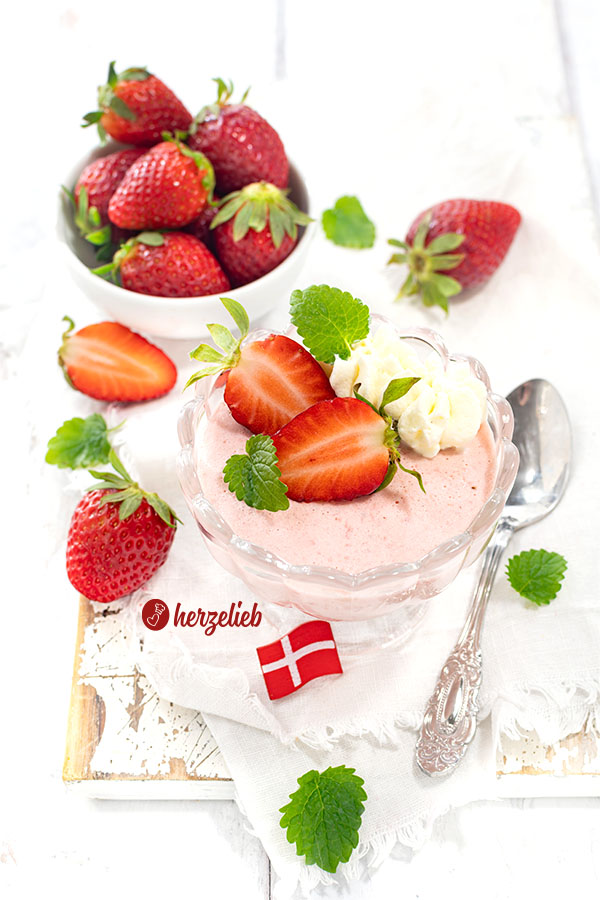 Ein Dessert im Glas mit Erdbeeren. Jordbærfromage Rezept aus Dänemark