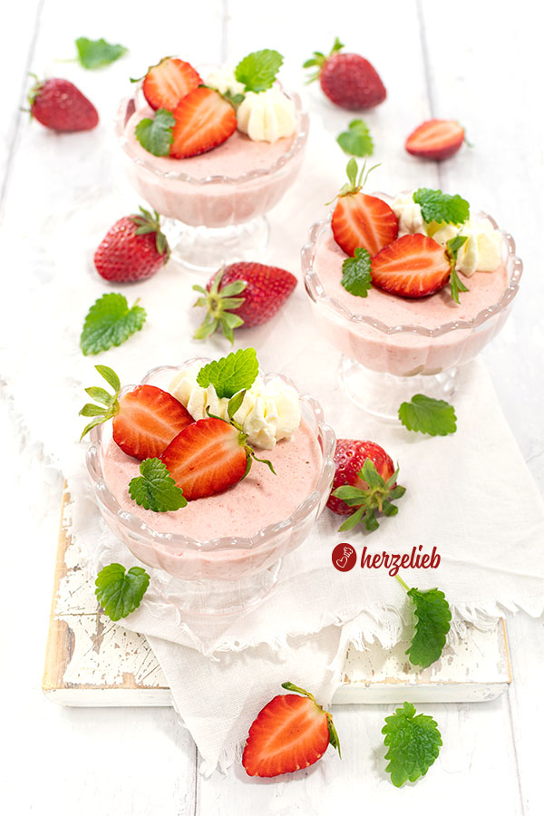 Jordbærfromage in 3 Gläsern. Das Erdbeerdessert im Glas aus Dänemark ist mit Zitronenmelisse und frischen Erdbeeren dekoriert