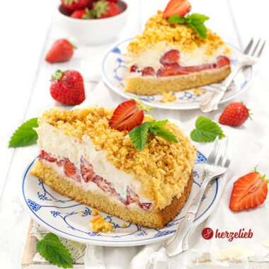 2 Stücke Erdbeer-Maulwurfkuchen auf jewels einem Teller. Auf dem Tellerrand eine Gabel.